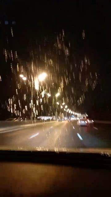 Ночная поездка в дождь под музыку как сеанс психолога