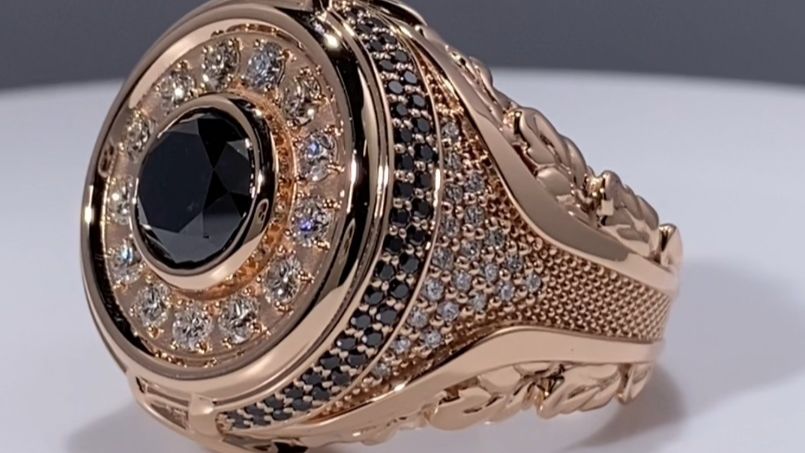 Золотой перстень с бриллиантами