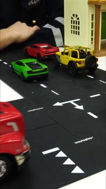 Машинки столкнулись на перекрёстке! Кто поможет? #игрушки #машинки #длядетей