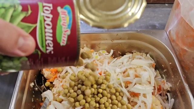 Салат из квашеной капусты.