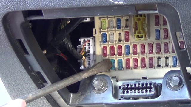 Снятие панели прикуривателя и замена предохранителя прикуривателя и розетки в Hyundai Solaris.