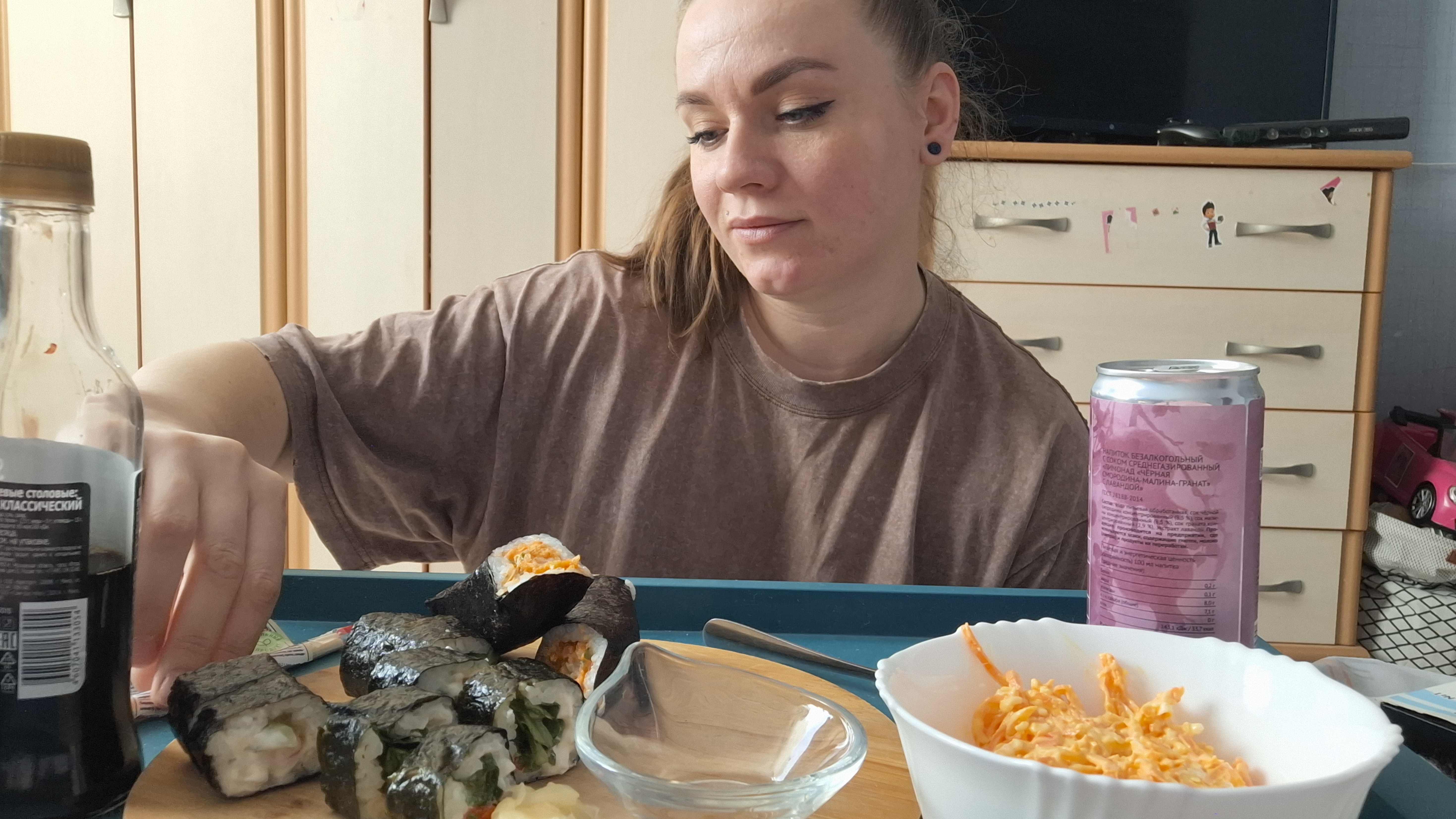 Мукбанг роллы с овощами, ролл с креветкой, салат #обед #фудблог #мукбанг