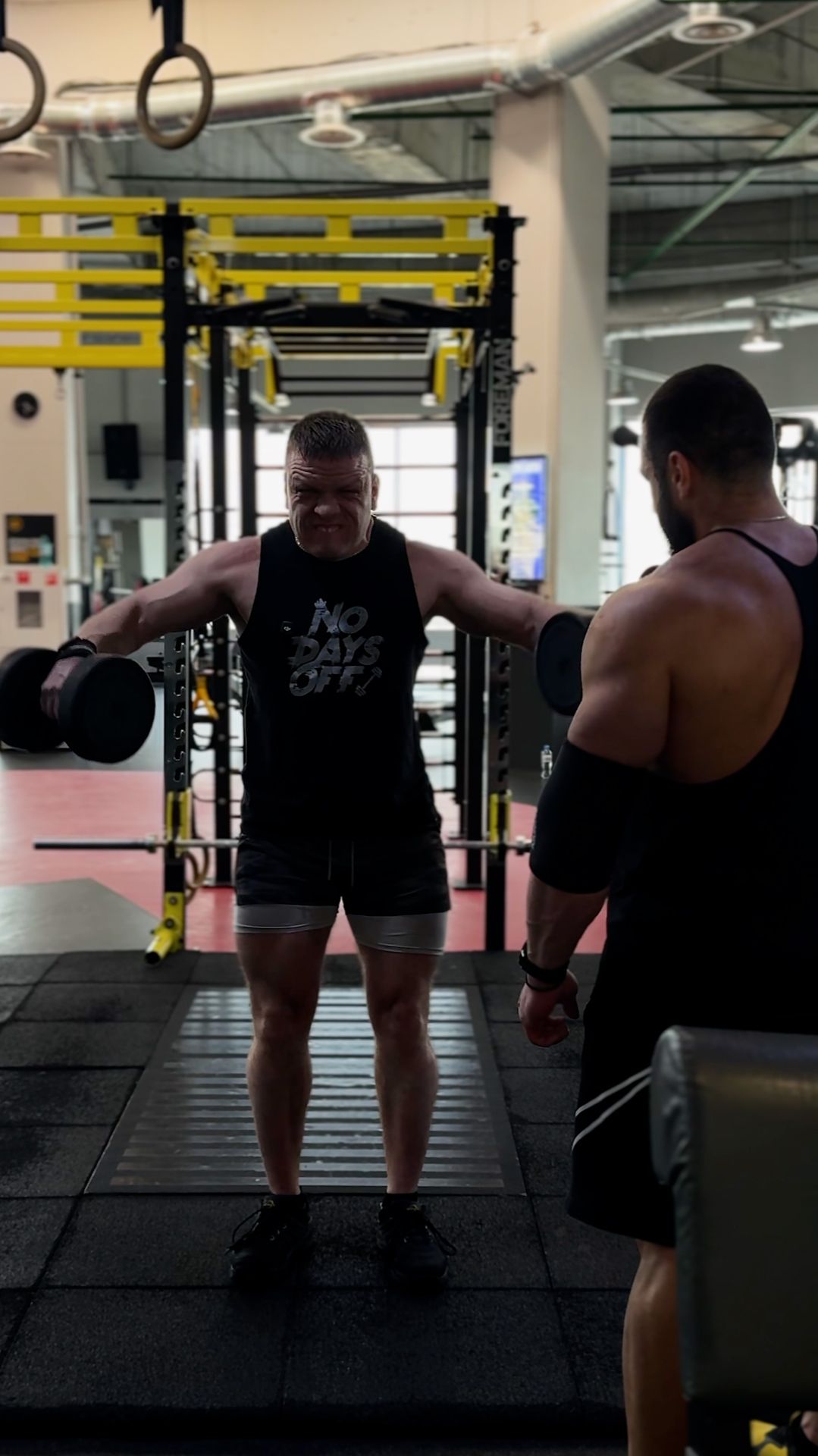 Разводка гантелей по 18 кг