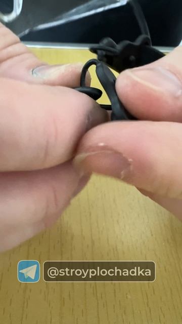 Зачем на строительных очках отверстие