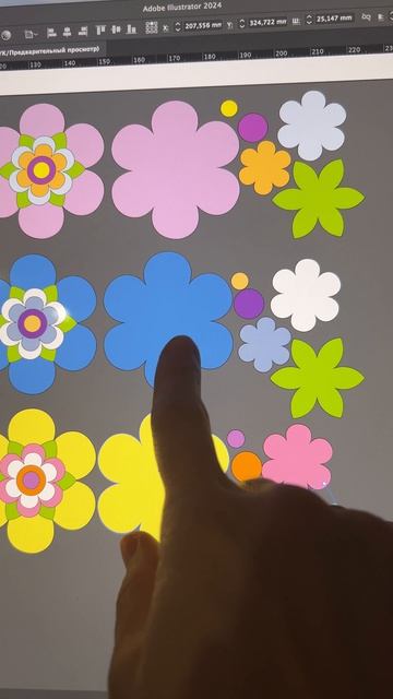 Цветочные аппликации 🌸🌼🌺 Работаю с помощником над новым проектом 😉 #весеннийобраз #feltli #шьюизфетр