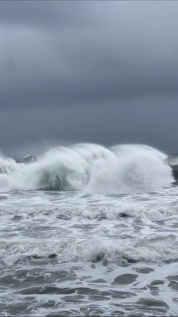 Морская буря: мощные волны и серое небо #море #природа #шторм
