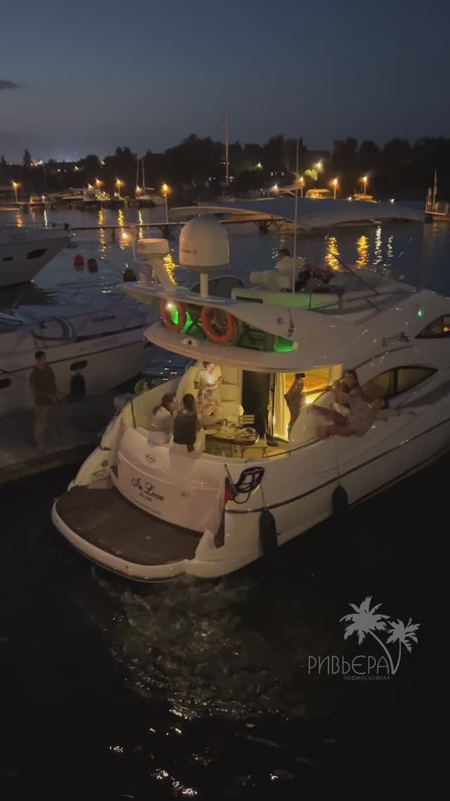 Вечернее возвращение яхты Sunseeker 44 Manhattan