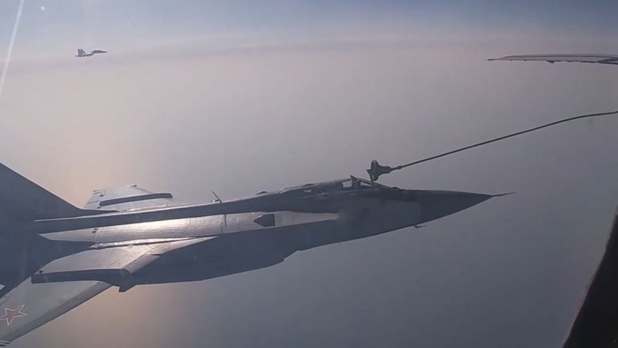 МиГ-31И выполнили дозаправку в воздухе