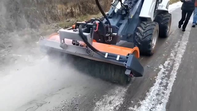 Погрузчик TAIAN на испытаниях. Продолжаем  тестировать возможности погрузчика, работа щётки.
