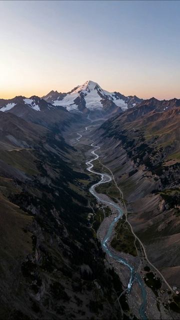 Красота гор и рек: удивительный пейзаж #природа #горы #пейзаж