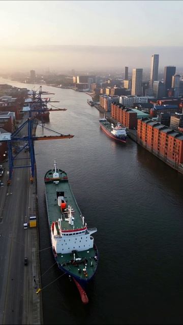 Городские виды: порт и корабли на закате #порт #корабли #градостроительство