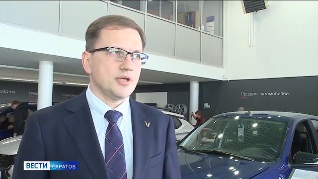 Саратовскому ветерану СВО вручили специализированный автомобиль с ручным управлением