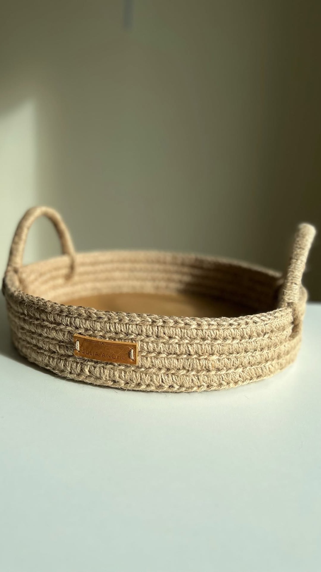 МК «КРУГЛАЯ КОРЗИНА НА ДЕРЕВЯННОЙ ОСНОВЕ С ПЛЕТЕННЫМИ РУЧКАМИ»