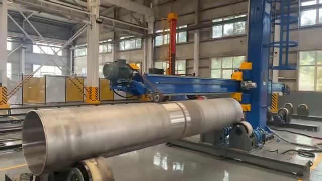 Показана работа станка для шлифования наружной поверхности трубы