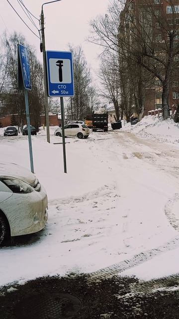 ВЫВОЗЯТ СНЕГ ,Россия .