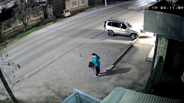 Кончита под окнами дома