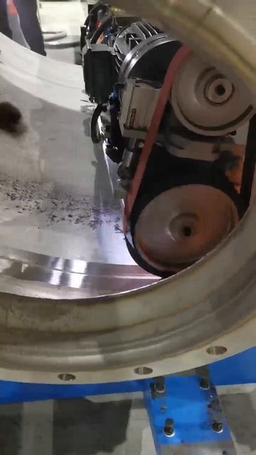 Демонстрация работы станка по шлифованию и полированию внутри емкости или большой трубы