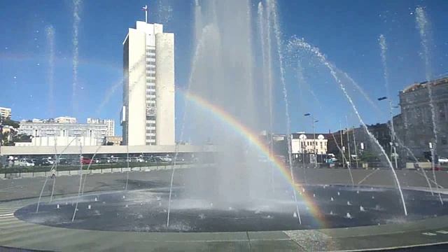 Утро. Площадь. Фонтан.