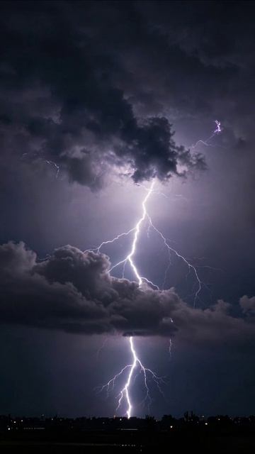 Удивительная молния: красота природы в действии #молния #природа #шторм