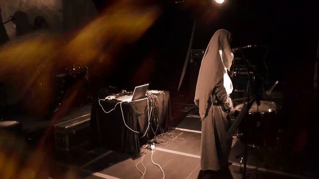 MOON FAR AWAY - Elias Artista (Official Live Video)