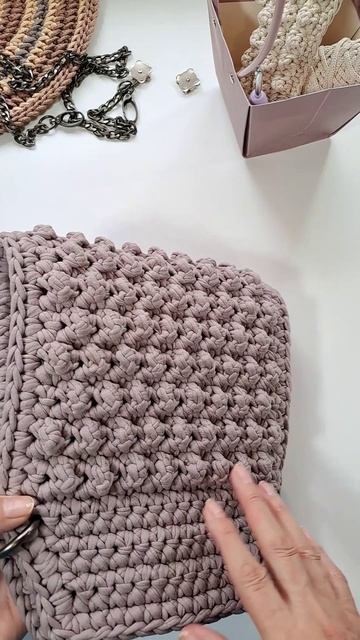 Сумка-карман узором шишечки.