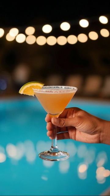 Коктейль у бассейна: идеальный вечер #коктейли #лето #отдых