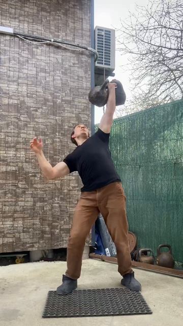 Kettlebells Or Calistenics? #shorts #sports #calisthenics