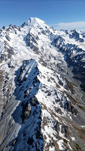 Величие гор: заснеженные вершины и живописные виды #горы #природа #пейзажи