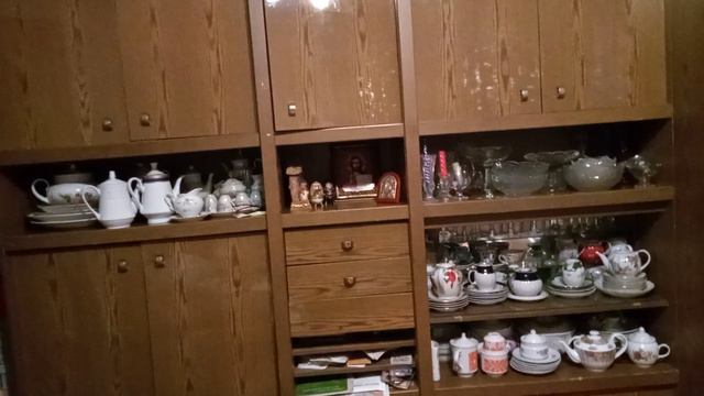 В каждом доме сохранилась старая фарфоровая посуда. Покажу свою. Смотрите. Может и свою покажите.