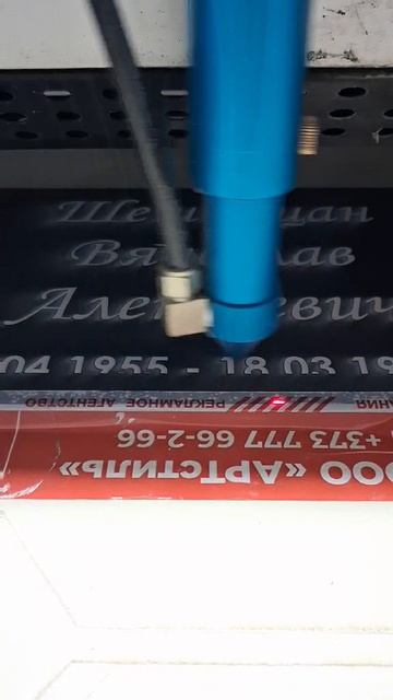 Лазерная гравировка памятных табличек на композите — аккуратно и надолго