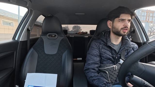 Треснуло лобовое и скол на капоте