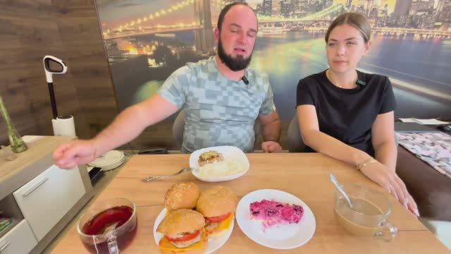 МУКБАНГ БОМЖ ОБЕД/МУКБАНГ РОССИЯ/ГАМБУРГЕРЫ СЕЛЕДКА ПОД ШУБОЙ