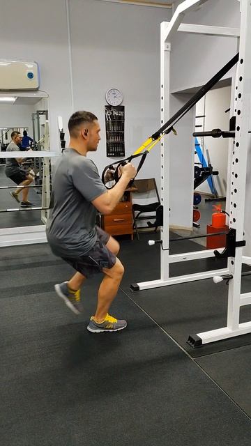 Чёткие приседания в петлях TRX