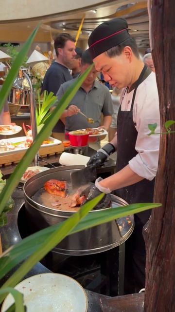 На видео - повар в отеле Амиана Камрань Вьетнам разделывает утку, на очереди поросёнок.#еда #вьетнам