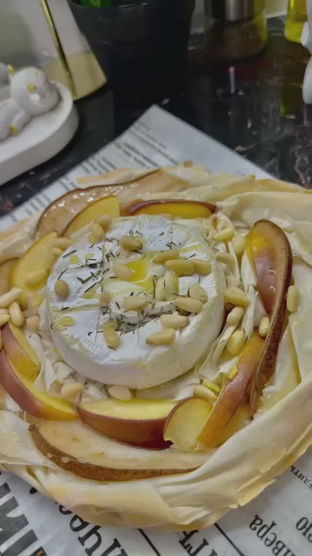 Закуска из теста фило и сыра камамбер