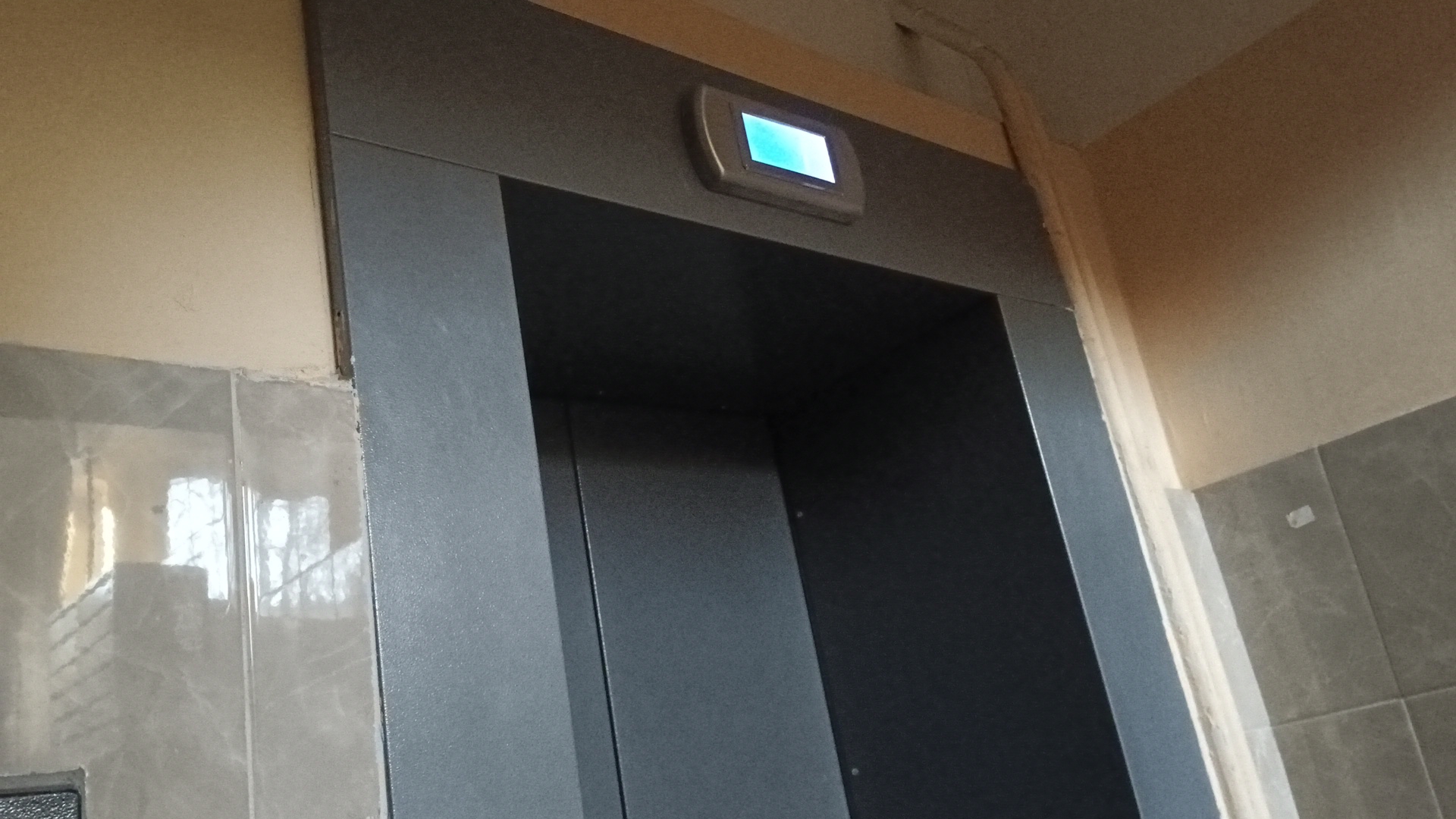 пассажирский музыкальный лифт КМЗ,1м/с,400 кг