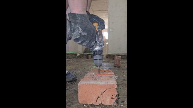 Способ как сломать кирпич пополам