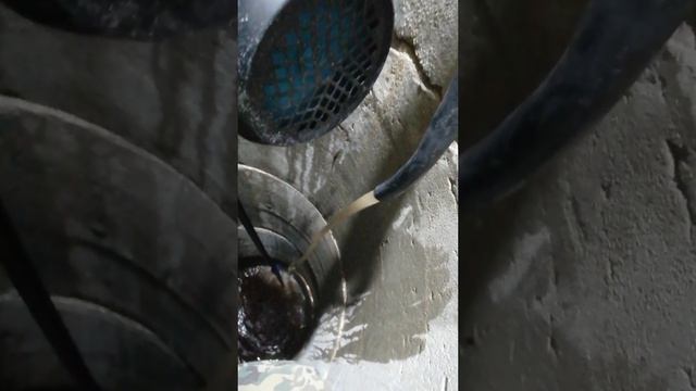 Подземный гараж, а внём сухой колодец.