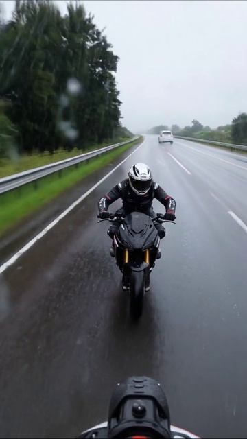 Скорость под дождем: мотоциклетное приключение #мото #приключения #дождь
