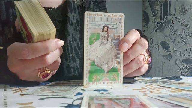 Что он хотел бы, но не решается сказать? Расклад Таро