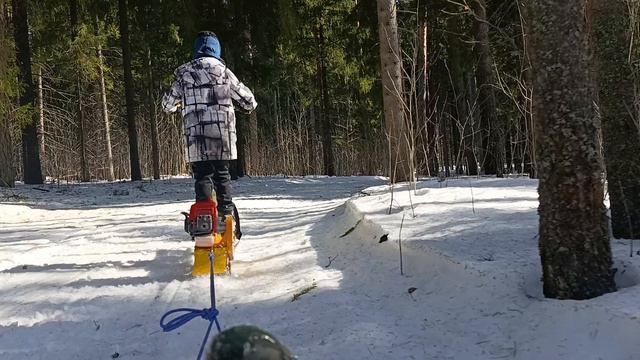 Сын покатал на снегосамокате