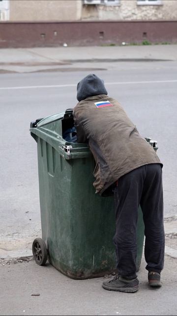 Жизнь на дне: безысходность и нищета #бедность #проблемыобщества #безнадега