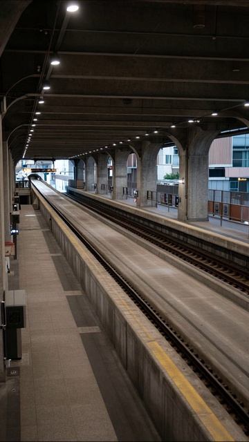 Путь к путешествию: ждем поезд на платформе #поезд #транспорт #жизнь