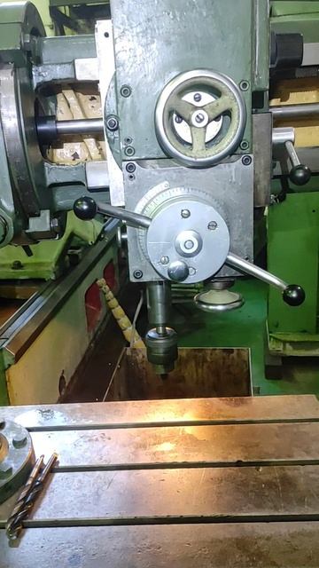 2к52 Радиально-сверлильный станок. Видео в работе