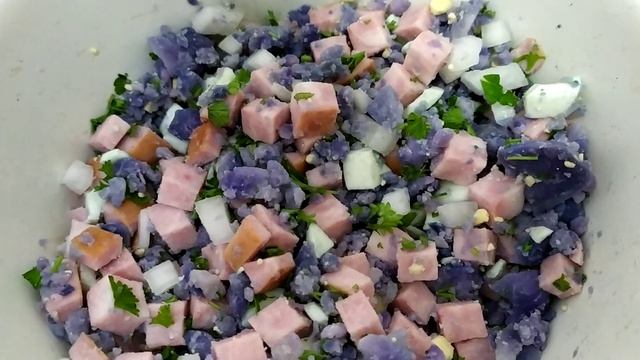 Вкусный и полезный салат из синей картошки