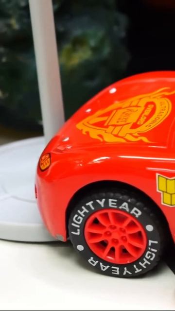 Ой! 🚗 Машинки объезжают препятствие #молния_маквин #игрушки #машинки