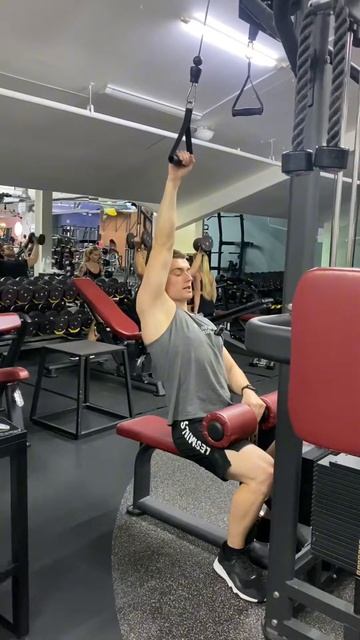 Вертикальная тяга одной рукой