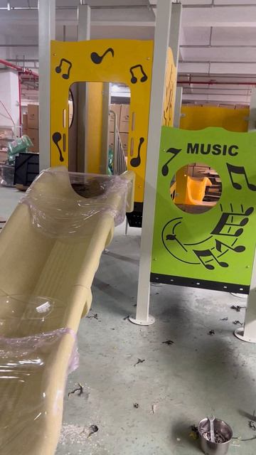 Понравится ли детям эта музыкальная горка на игровой площадке? Залезай наверх и скатывайся вниз — эт