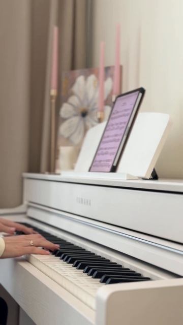 Закройте глаза, глубоко дышите и остановитесь на минуту послушать красивую расслабляющую музыку