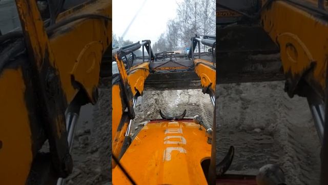 чистим❄ шиномонтаж,архив зимы 26года 🚜#Ярославль #JCB #работа #рек #топ #шиномонтаж #трактор